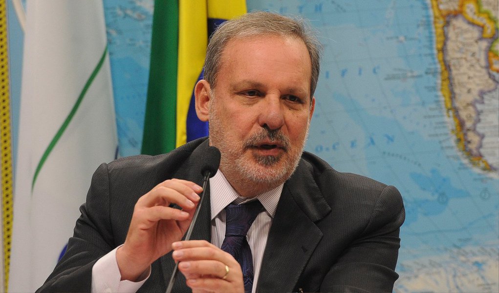 As exportações podem ajudar a reanimar a atividade econômica brasileira, na atual fase de "ajuste fiscal severo", na avaliação do ministro do Desenvolvimento, Indústria e Comércio Exterior, Armando Monteiro. "O comércio exterior é o canal absolutamente prioritário neste momento. Temos oportunidade porque o câmbio está nos favorecendo", disse, segundo ele, a alta do dólar atenua desvantagens e é uma oportunidade para as empresas brasileiras (Foto: Paulo Emílio) As exportações podem ajudar a reanimar a atividade econômica brasileira, na atual fase de "ajuste fiscal severo", na avaliação do ministro do Desenvolvimento, Indústria e Comércio Exterior, Armando Monteiro. "O comércio exterior é o canal absolutamente prioritário neste momento. Temos oportunidade porque o câmbio está nos favorecendo", disse, segundo ele, a alta do dólar atenua desvantagens e é uma oportunidade para as empresas brasileiras