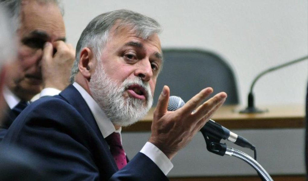 Anotações manuscritas em uma caderneta do ex-diretor da Petrobras, apreendida pela Polícia Federal, contém iniciais de deputados e de ex-ministros, ao lado de valores; essa semana, foi divulgada lista com nomes de 28 políticos supostamente beneficiados pelo esquema de corrupção em contratos da estatal; investigações não puderam ser apuradas por um motivo polêmico: autoridades políticos só podem ser investigadas pelo STF, pois têm direito a foro privilegiado (Foto: Gisele Federicce) Anotações manuscritas em uma caderneta do ex-diretor da Petrobras, apreendida pela Polícia Federal, contém iniciais de deputados e de ex-ministros, ao lado de valores; essa semana, foi divulgada lista com nomes de 28 políticos supostamente beneficiados pelo esquema de corrupção em contratos da estatal; investigações não puderam ser apuradas por um motivo polêmico: autoridades políticos só podem ser investigadas pelo STF, pois têm direito a foro privilegiado