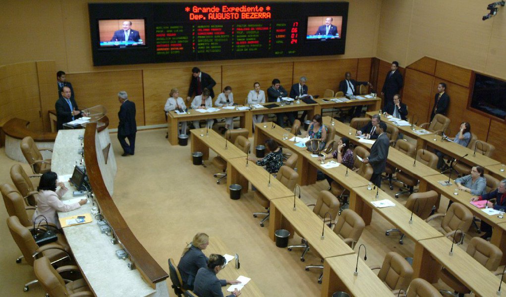 Foi lido nesta terça (18), durante sessão da Assembleia Legislativa, o ofício de autoria da Secretaria de Estado de Governo, que pede a apreciação do projeto de lei que autoriza a utilização dos depósitos judiciais por parte da administração estadual; sendo assim, o PL já começou a tramitar no parlamento e tende a ser aprovado ainda nesta semana; a partir dele, o governo passará a ter acesso a cerca de R$ 500 milhões, que poderão ser utilizados para complementação da folha de pagamento de servidores aposentados e pensionistas; a Ordem dos Advogados do Brasil em Sergipe anunciou que irá ingressar com uma ação direta de inconstitucionalidade contra a propositura (Foto: Valter Lima) Foi lido nesta terça (18), durante sessão da Assembleia Legislativa, o ofício de autoria da Secretaria de Estado de Governo, que pede a apreciação do projeto de lei que autoriza a utilização dos depósitos judiciais por parte da administração estadual; sendo assim, o PL já começou a tramitar no parlamento e tende a ser aprovado ainda nesta semana; a partir dele, o governo passará a ter acesso a cerca de R$ 500 milhões, que poderão ser utilizados para complementação da folha de pagamento de servidores aposentados e pensionistas; a Ordem dos Advogados do Brasil em Sergipe anunciou que irá ingressar com uma ação direta de inconstitucionalidade contra a propositura