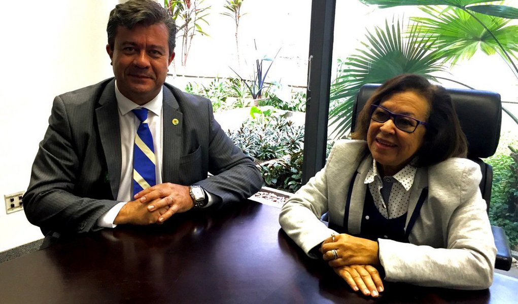 A Comissão de Educação, Cultura e Esportes do Senado aprovou requerimento da senadora Lídice da Mata (PSB-BA) para realizar audiência pública sobre os Jogos Mundiais Indígenas, que acontecem em Palmas, entre os dias 23 de outubro e 1º de novembro; durante encontro com o secretário extraordinário dos Jogos Mundiais Indígenas, Hector Franco, nesta quarta-feira, 13, Lídice defendeu o evento; "Além dos JMI serem um evento esportivo importante, será a oportunidade para divulgar cultura indígena", afirmou; Franco também se reuniu com o deputado federal e ex-dirigente do Corinthians Andrés Sanchez (PT-SP), que apresentou à Comissão de Esporte da Câmara dos Deputados um requerimento para audiência pública dos JMI (Foto: Aquiles Lins) A Comissão de Educação, Cultura e Esportes do Senado aprovou requerimento da senadora Lídice da Mata (PSB-BA) para realizar audiência pública sobre os Jogos Mundiais Indígenas, que acontecem em Palmas, entre os dias 23 de outubro e 1º de novembro; durante encontro com o secretário extraordinário dos Jogos Mundiais Indígenas, Hector Franco, nesta quarta-feira, 13, Lídice defendeu o evento; "Além dos JMI serem um evento esportivo importante, será a oportunidade para divulgar cultura indígena", afirmou; Franco também se reuniu com o deputado federal e ex-dirigente do Corinthians Andrés Sanchez (PT-SP), que apresentou à Comissão de Esporte da Câmara dos Deputados um requerimento para audiência pública dos JMI