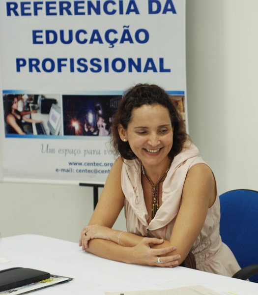 Na data em que se comemora o Dia Internacional da Mulher, a vice-governadora lembra o verdadeiro sentido de se marcar no calendário: a luta iniciada no século XX por igualdade de direitos, salários e respeito. Psicóloga e professora do curso de pedagogia da Universidade Estadual Vale do Acaraú, Izolda, assim como a maioria das mulheres que buscam o reconhecimento profissional, percorreu um longo caminho de formação
(Foto: Renata Paiva) Na data em que se comemora o Dia Internacional da Mulher, a vice-governadora lembra o verdadeiro sentido de se marcar no calendário: a luta iniciada no século XX por igualdade de direitos, salários e respeito. Psicóloga e professora do curso de pedagogia da Universidade Estadual Vale do Acaraú, Izolda, assim como a maioria das mulheres que buscam o reconhecimento profissional, percorreu um longo caminho de formação