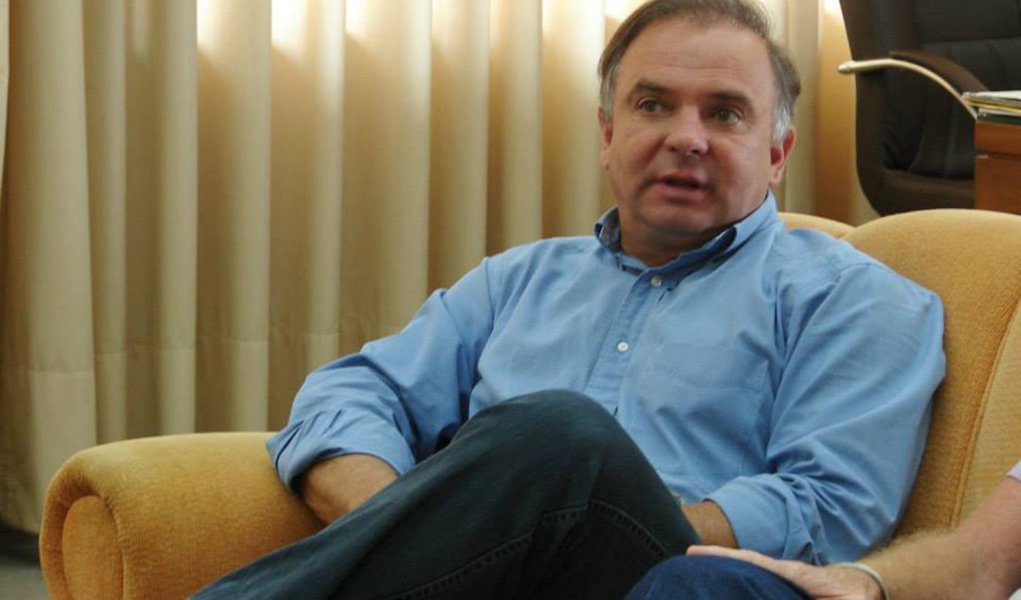 Relator dos inquéritos relacionados à Operação Lava Jato no Supremo Tribunal Federal, o ministro Teori Zavascki autorizou, nesta quinta (14), a quebra do sigilo bancário do ex-deputado federal João Alberto Pizzolatti Junior; decisão do ministro atende à solicitação feita pela Polícia Federal, protocolado no último dia 7; Pizzolatti, ex-deputado do PP por Santa Catarina, foi apontado pelo doleiro Alberto Youssef e o ex-diretor de Abastecimento da Petrobras Paulo Roberto Costa como um dos beneficiários da partilha da propina do esquema de corrupção na estatal (Foto: Valter Lima) Relator dos inquéritos relacionados à Operação Lava Jato no Supremo Tribunal Federal, o ministro Teori Zavascki autorizou, nesta quinta (14), a quebra do sigilo bancário do ex-deputado federal João Alberto Pizzolatti Junior; decisão do ministro atende à solicitação feita pela Polícia Federal, protocolado no último dia 7; Pizzolatti, ex-deputado do PP por Santa Catarina, foi apontado pelo doleiro Alberto Youssef e o ex-diretor de Abastecimento da Petrobras Paulo Roberto Costa como um dos beneficiários da partilha da propina do esquema de corrupção na estatal