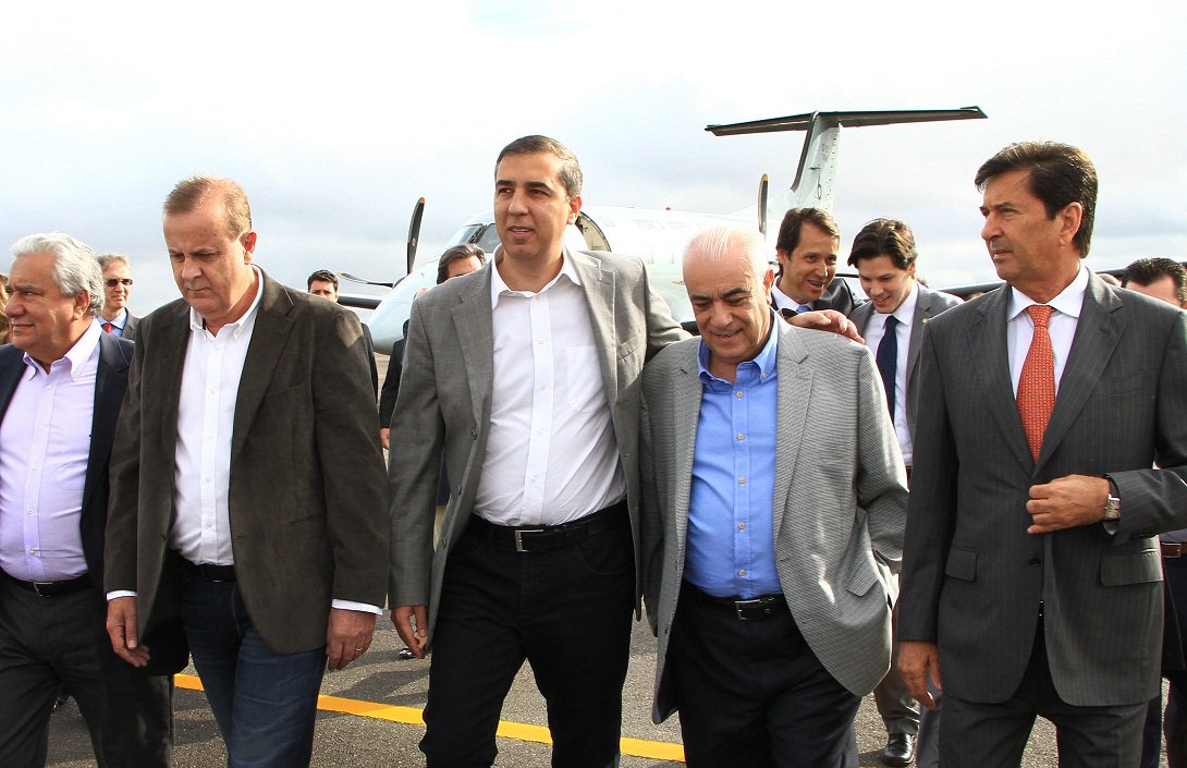 Governador em exercício acompanhou o ministro dos Transportes, Antônio Carlos Rodrigues, nas visitas às obras e locais dos projetos que o governo federal vai executar na Capital e em Aparecida de Goiânia; o ministro preferiu não fazer previsão de entrega, mas disse que as prioridades são o viaduto de acesso ao novo terminal de passageiros do Aeroporto Santa Genoveva e o desvio da BR-153 entre Goiânia e Aparecida; “Ao lado das inúmeras realizações comandadas pelo governador Marconi Perillo nessas áreas, Goiás se torna cada vez mais forte e competitivo", disse Antônio Carlos Rodrigues (Foto: José Barbacena) Governador em exercício acompanhou o ministro dos Transportes, Antônio Carlos Rodrigues, nas visitas às obras e locais dos projetos que o governo federal vai executar na Capital e em Aparecida de Goiânia; o ministro preferiu não fazer previsão de entrega, mas disse que as prioridades são o viaduto de acesso ao novo terminal de passageiros do Aeroporto Santa Genoveva e o desvio da BR-153 entre Goiânia e Aparecida; “Ao lado das inúmeras realizações comandadas pelo governador Marconi Perillo nessas áreas, Goiás se torna cada vez mais forte e competitivo", disse Antônio Carlos Rodrigues