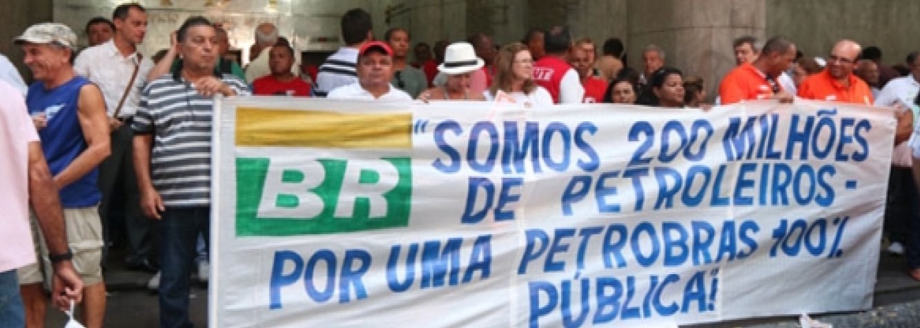 A Federação Única dos Petroleiros (FUP) emitiu uma convocação a todos os petroleiros para quem participem dos atos desta sexta (13) em defesa da Petrobras, que ocorrerão em todo o país; "É a hora dos trabalhadores da Petrobras reagirem e mostrarem sua força nas ruas, pois também são vítimas das tentativas sistemáticas de desmoralização da empresa, cujo objetivo é entregar o pré-sal às multinacionais para enfraquecer a estatal e forçar sua privatização. A mídia, que tem tido papel de destaque nessa empreitada, está tentando esvaziar a manifestação do dia 13 e inflar a de domingo, patrocinada por empresários e setores golpistas, que querem a qualquer custo um terceiro turno no tapetão", afirma (Foto: Valter Lima) A Federação Única dos Petroleiros (FUP) emitiu uma convocação a todos os petroleiros para quem participem dos atos desta sexta (13) em defesa da Petrobras, que ocorrerão em todo o país; "É a hora dos trabalhadores da Petrobras reagirem e mostrarem sua força nas ruas, pois também são vítimas das tentativas sistemáticas de desmoralização da empresa, cujo objetivo é entregar o pré-sal às multinacionais para enfraquecer a estatal e forçar sua privatização. A mídia, que tem tido papel de destaque nessa empreitada, está tentando esvaziar a manifestação do dia 13 e inflar a de domingo, patrocinada por empresários e setores golpistas, que querem a qualquer custo um terceiro turno no tapetão", afirma