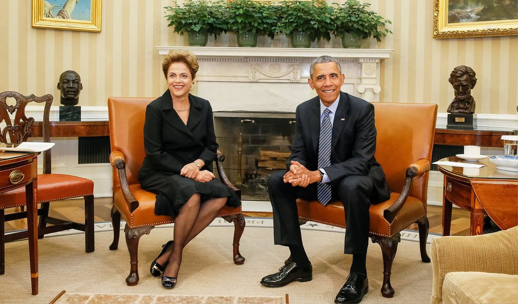 Presidente Dilma Rousseff disse nesta terça-feira, 30, acreditar que os Estados Unidos não estão mais espionando o Brasil e outros aliados, e que as condições entre os dois países mudaram desde a divulgação daquelas revelações; "Acredito no presidente Obama", disse Dilma, acrescentando que o presidente dos EUA disse a ela que, se precisar de informações sobre o Brasil, "vai pegar o telefone e me ligar"; presidente disse em entrevista coletiva na Casa Branca que teve garantias do presidente dos EUA, Barack Obama, de que a espionagem acabou
(Foto: Aquiles Lins) Presidente Dilma Rousseff disse nesta terça-feira, 30, acreditar que os Estados Unidos não estão mais espionando o Brasil e outros aliados, e que as condições entre os dois países mudaram desde a divulgação daquelas revelações; "Acredito no presidente Obama", disse Dilma, acrescentando que o presidente dos EUA disse a ela que, se precisar de informações sobre o Brasil, "vai pegar o telefone e me ligar"; presidente disse em entrevista coletiva na Casa Branca que teve garantias do presidente dos EUA, Barack Obama, de que a espionagem acabou