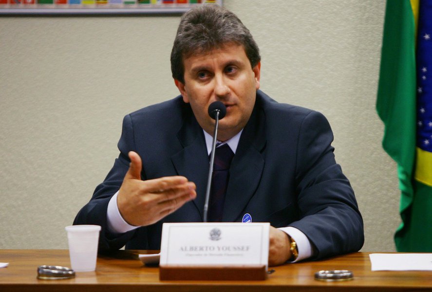 O lobista Alberto Youssef se comprometeu a devolver 85 imóveis entre quartos de hotéis e terrenos que possui, inclusive na Bahia. Entre eles, estão 37% de um imóvel em Salvador onde funciona o Web Hotel, no Caminho das Árvores; ele abriu mão também de um empreendimento imobiliário em Porto Seguro, no sul do estado, onde funciona o Web Hotel Príncipe da Enseada; cerca de 50% de um terreno em Lauro de Freitas e um imóvel em Camaçari, ambos da Região Metropolitana de Salvador (RMS), foram cedidos à Justiça pelo doleiro como parte de acordo para redução de sua pena (Foto: Romulo Faro) O lobista Alberto Youssef se comprometeu a devolver 85 imóveis entre quartos de hotéis e terrenos que possui, inclusive na Bahia. Entre eles, estão 37% de um imóvel em Salvador onde funciona o Web Hotel, no Caminho das Árvores; ele abriu mão também de um empreendimento imobiliário em Porto Seguro, no sul do estado, onde funciona o Web Hotel Príncipe da Enseada; cerca de 50% de um terreno em Lauro de Freitas e um imóvel em Camaçari, ambos da Região Metropolitana de Salvador (RMS), foram cedidos à Justiça pelo doleiro como parte de acordo para redução de sua pena