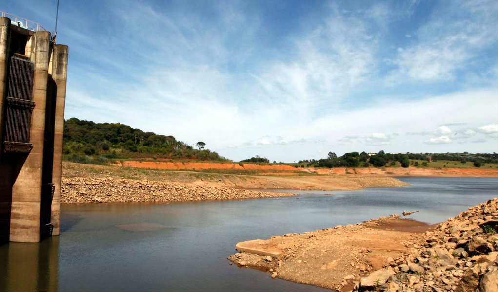 O Sistema Cantareira ganhou mais 26,6 milímetros (mm) de chuva em 24 horas, com o nível em elevação pelo quinto dia seguido, passando de 13,3% para 13,7% de sua capacidade total; no mês, a pluviometria desse sistema acumula 127,1 mm, mais da metade da média histórica para esse período (178 mm) (Foto: Leonardo Lucena) O Sistema Cantareira ganhou mais 26,6 milímetros (mm) de chuva em 24 horas, com o nível em elevação pelo quinto dia seguido, passando de 13,3% para 13,7% de sua capacidade total; no mês, a pluviometria desse sistema acumula 127,1 mm, mais da metade da média histórica para esse período (178 mm)