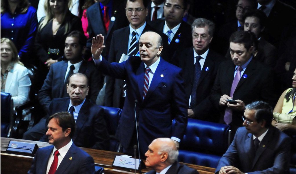 Senador José Serra (PSDB) defende a implantação do voto distrital nas cidades com mais de 200 mil eleitores; ele propõe ainda a extinção das Mesas das casas legislativas brasileiras, a criação da Nota Fiscal Brasileira (NFB) e alterações na partilha na exploração das reservas do pré-sal, que, por outro lado, sugere o "enxugamento" da Petrobras; “Existe, sim, muito por fazer, desde que se tenha clareza de propósitos. Vale dizer: nós vamos ocupar-nos da crise, não a crise de nós”, defende ele (Foto: Roberta Namour) Senador José Serra (PSDB) defende a implantação do voto distrital nas cidades com mais de 200 mil eleitores; ele propõe ainda a extinção das Mesas das casas legislativas brasileiras, a criação da Nota Fiscal Brasileira (NFB) e alterações na partilha na exploração das reservas do pré-sal, que, por outro lado, sugere o "enxugamento" da Petrobras; “Existe, sim, muito por fazer, desde que se tenha clareza de propósitos. Vale dizer: nós vamos ocupar-nos da crise, não a crise de nós”, defende ele