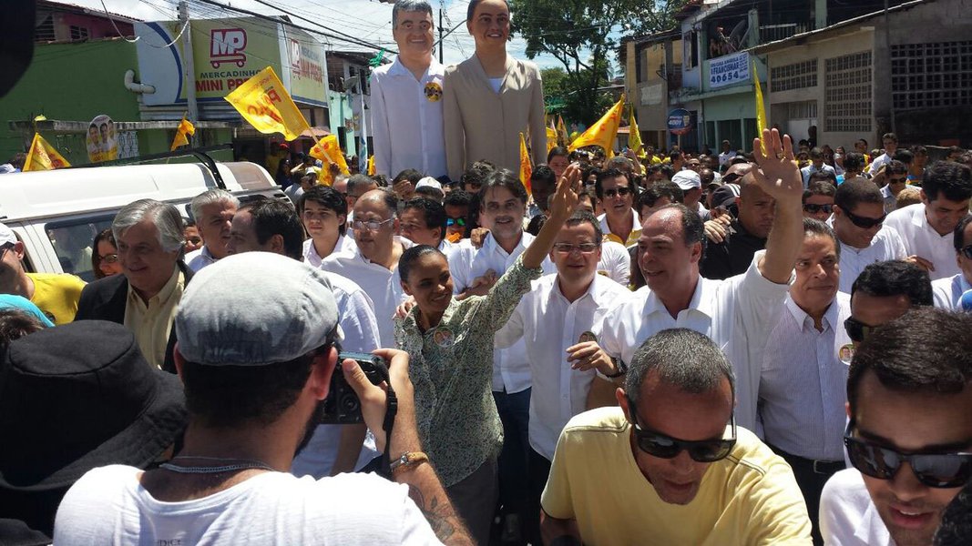 A ex-senadora e presidenciável pelo PSB, Marina Silva, ultrapassou a presidente Dilma Rousseff (PT) na preferência dos eleitores pernambucanos; de acordo com pesquisa Datafolha divulgada nesta sexta-feira (5), Marina possui 46% das intenções de voto contra 37% da presidente Dilma; o senador mineiro Aécio Neves tem 2% (Foto: Paulo Emílio) A ex-senadora e presidenciável pelo PSB, Marina Silva, ultrapassou a presidente Dilma Rousseff (PT) na preferência dos eleitores pernambucanos; de acordo com pesquisa Datafolha divulgada nesta sexta-feira (5), Marina possui 46% das intenções de voto contra 37% da presidente Dilma; o senador mineiro Aécio Neves tem 2%
