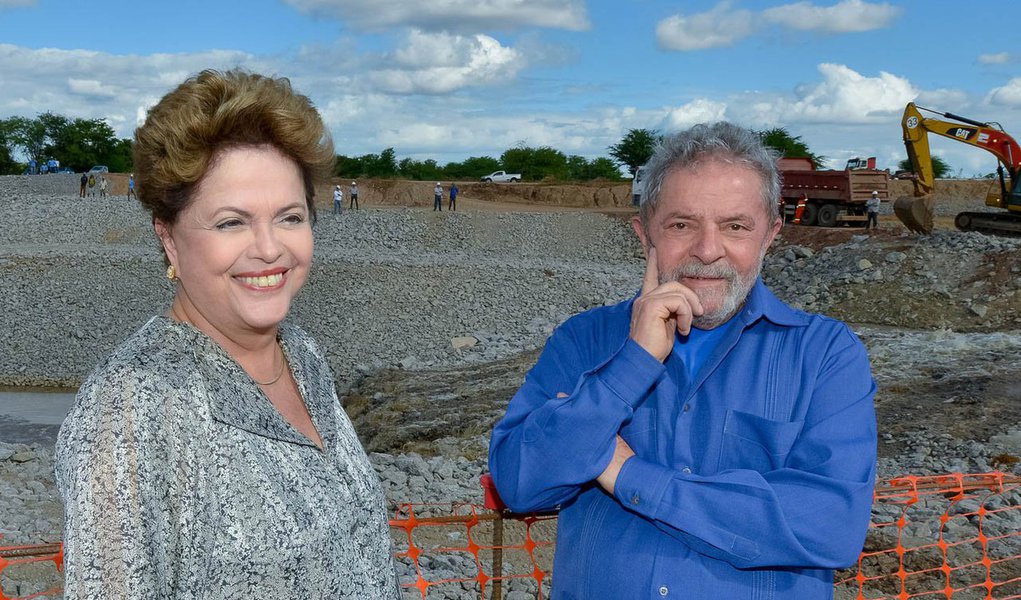 Em texto que retrata a influência de líderes religiosos, como Silas Malafaia, na política brasileira e na postura da candidata a presidente da República Marina Silva (PSB), Saul Leblon, de Carta Maior, prega que a presidente Dilma Rousseff e o PT enxerguem que, em eventual segundo mandato da presidente, requererá "um chefe de Casa Civil dotado ao mesmo tempo de inexcedível sintonia com a Presidenta Dilma , e de incontrastável representatividade popular. Essa referência existe. Seu nome é Lula" (Foto: Romulo Faro) Em texto que retrata a influência de líderes religiosos, como Silas Malafaia, na política brasileira e na postura da candidata a presidente da República Marina Silva (PSB), Saul Leblon, de Carta Maior, prega que a presidente Dilma Rousseff e o PT enxerguem que, em eventual segundo mandato da presidente, requererá "um chefe de Casa Civil dotado ao mesmo tempo de inexcedível sintonia com a Presidenta Dilma , e de incontrastável representatividade popular. Essa referência existe. Seu nome é Lula"