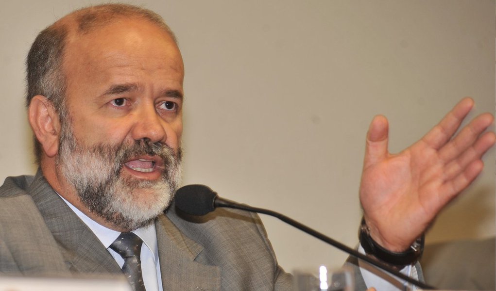Secretário de Finanças do PT, João Vaccari Neto, negou que tenha tido qualquer conversa com o ex-diretor da Petrobras, Paulo Roberto Costa, relacionada ao partido; em nota, ele afirmou que é "absolutamente mentirosa" a declaração de Costa de que tenha havido qualquer tratativa, "seja pessoal, por e-mail ou mesmo telefônica", a respeito de doações financeiras ou qualquer outro assunto; texto ainda diz que "Vaccari Neto nunca esteve na sede da Petrobras"; "Ele não visita empresas estatais, pois são proibidas por lei de fazer doações eleitorais", informa (Foto: Valter Lima) Secretário de Finanças do PT, João Vaccari Neto, negou que tenha tido qualquer conversa com o ex-diretor da Petrobras, Paulo Roberto Costa, relacionada ao partido; em nota, ele afirmou que é "absolutamente mentirosa" a declaração de Costa de que tenha havido qualquer tratativa, "seja pessoal, por e-mail ou mesmo telefônica", a respeito de doações financeiras ou qualquer outro assunto; texto ainda diz que "Vaccari Neto nunca esteve na sede da Petrobras"; "Ele não visita empresas estatais, pois são proibidas por lei de fazer doações eleitorais", informa