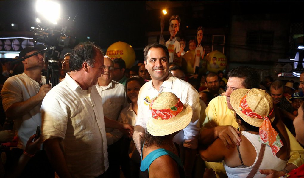 O candidato ao governo de Pernambuco Paulo Câmara (PSB) mostra, novamente, que a sua campanha eleitoral não terá o ex-presidenciável Eduardo Campos (PSB), já falecido, fazendo parte apenas do guia eleitoral; o ex-secretário também alinha o seu discurso com o do seu padrinho político e alfineta, indiretamente, a presidente Dilma Rousseff (PT), que tentará a reeleição; o postulante criticou a execução de políticas voltadas para os municípios por parte do governo federal, que, segundo ele, tem uma político reversa; "Não vou esperar mais pelo governo federal", disse (Foto: Leonardo Lucena) O candidato ao governo de Pernambuco Paulo Câmara (PSB) mostra, novamente, que a sua campanha eleitoral não terá o ex-presidenciável Eduardo Campos (PSB), já falecido, fazendo parte apenas do guia eleitoral; o ex-secretário também alinha o seu discurso com o do seu padrinho político e alfineta, indiretamente, a presidente Dilma Rousseff (PT), que tentará a reeleição; o postulante criticou a execução de políticas voltadas para os municípios por parte do governo federal, que, segundo ele, tem uma político reversa; "Não vou esperar mais pelo governo federal", disse