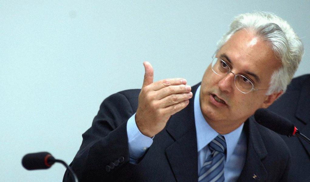 Em artigo, Jorge Mattoso, ex-presidente da Caixa Econômica Federal (2003-2006), e Pedro Rossi, professor do Instituto de Economia da Unicamp, contrariam declarações do economista Arminio Fraga, guru de Aécio Neves: “Mesmo após a crise, a demanda interna forte e o baixo desemprego se mantiveram graças menor vulnerabilidade do país e à adoção de políticas anticíclicas. E, contrariamente ao pretenso "preconceito ideológico com o investimento", entre 2004 e 2013 as taxas de crescimento do investimento foram sistematicamente mais altas do que do PIB” (Foto: Roberta Namour) Em artigo, Jorge Mattoso, ex-presidente da Caixa Econômica Federal (2003-2006), e Pedro Rossi, professor do Instituto de Economia da Unicamp, contrariam declarações do economista Arminio Fraga, guru de Aécio Neves: “Mesmo após a crise, a demanda interna forte e o baixo desemprego se mantiveram graças menor vulnerabilidade do país e à adoção de políticas anticíclicas. E, contrariamente ao pretenso "preconceito ideológico com o investimento", entre 2004 e 2013 as taxas de crescimento do investimento foram sistematicamente mais altas do que do PIB”
