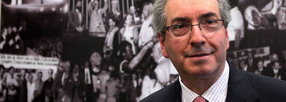 Líder do PMDB na Casa, deputado Eduardo Cunha, diz que seu partido, maior da base governista, está dividido nesta eleição por ter se sentido preterido pelo governo: “O PMDB tem a nítida sensação de que não é partícipe de nada, nem da campanha eleitoral. O PMDB foi apenas um aluguel de tempo de televisão”; diante disso, sinaliza novamente aproximação com o PSDB e afirma que dos 66 deputados do PMDB, 33 estão com o tucano Aécio Neves (Foto: Roberta Namour) Líder do PMDB na Casa, deputado Eduardo Cunha, diz que seu partido, maior da base governista, está dividido nesta eleição por ter se sentido preterido pelo governo: “O PMDB tem a nítida sensação de que não é partícipe de nada, nem da campanha eleitoral. O PMDB foi apenas um aluguel de tempo de televisão”; diante disso, sinaliza novamente aproximação com o PSDB e afirma que dos 66 deputados do PMDB, 33 estão com o tucano Aécio Neves