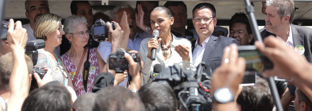 Presidenciável do PSB respondeu às críticas da campanha da presidente Dilma Rousseff, que, em comercial na TV, afirmou que Marina Silva queria dar aos banqueiros poder de presidente e Congresso, com a proposta de independência do Banco Central; segundo Marina, foi Dilma quem beneficiou os bancos; "Ela disse que ia ganhar para baixar os juros. Nunca os banqueiros ganharam tanto como no seu governo. E agora, eles que fizeram o 'bolsa empresário', o 'bolsa banqueiro', a 'bolsa juros altos', estão querendo nos acusar de forma injusta em seus programas eleitorais", afirmou em BH; candidata conclamou a militância a aderir à campanha nas redes sociais para "rebater mentiras" dos adversários (Foto: Leonardo Lucena) Presidenciável do PSB respondeu às críticas da campanha da presidente Dilma Rousseff, que, em comercial na TV, afirmou que Marina Silva queria dar aos banqueiros poder de presidente e Congresso, com a proposta de independência do Banco Central; segundo Marina, foi Dilma quem beneficiou os bancos; "Ela disse que ia ganhar para baixar os juros. Nunca os banqueiros ganharam tanto como no seu governo. E agora, eles que fizeram o 'bolsa empresário', o 'bolsa banqueiro', a 'bolsa juros altos', estão querendo nos acusar de forma injusta em seus programas eleitorais", afirmou em BH; candidata conclamou a militância a aderir à campanha nas redes sociais para "rebater mentiras" dos adversários