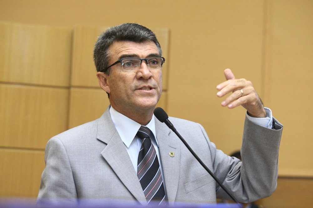 “Eu converso sempre com o governador Jackson Barreto e estou vendo-o governar. Ele está viajando, buscando recursos. Buscando trazer investimentos para Sergipe. Claro que ele está governando junto a Belivaldo. Belivaldo é o vice-governador do Estado e faz parte de um grupo. Nós temos que governar unidos com todo o secretariado e todos que fazem parte do Estado. Existe todo um pessoal que está ao lado de Jackson, e, assim, também é com o vice Belivaldo Chagas, que já deu essa demonstração quando foi vice de Marcelo Déda, e, agora, está dando uma grande parcela de contribuição ao nosso governo”, afirmou o deputado estadual Garibalde Mendonça (PMDB) (Foto: Valter Lima) “Eu converso sempre com o governador Jackson Barreto e estou vendo-o governar. Ele está viajando, buscando recursos. Buscando trazer investimentos para Sergipe. Claro que ele está governando junto a Belivaldo. Belivaldo é o vice-governador do Estado e faz parte de um grupo. Nós temos que governar unidos com todo o secretariado e todos que fazem parte do Estado. Existe todo um pessoal que está ao lado de Jackson, e, assim, também é com o vice Belivaldo Chagas, que já deu essa demonstração quando foi vice de Marcelo Déda, e, agora, está dando uma grande parcela de contribuição ao nosso governo”, afirmou o deputado estadual Garibalde Mendonça (PMDB)