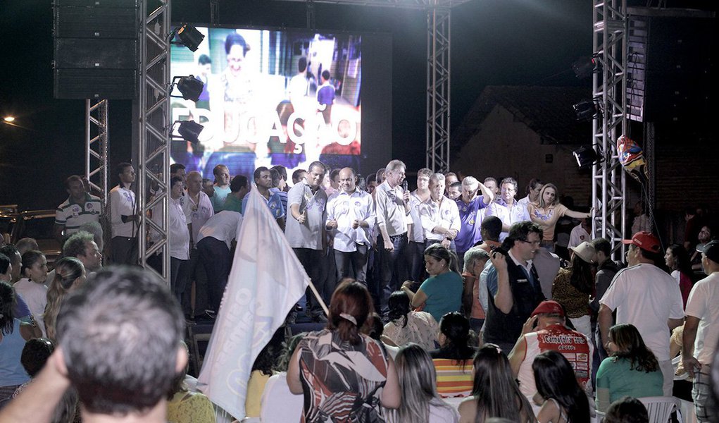 O governador Sandoval Cardoso, candidato à reeleição pela coligação "A mudança que a gente vê" garantiu que a Polícia Militar do Tocantins será a melhor remunerada do País; durante reunião na noite desta segunda-feira, 1, em Guaraí, Sandoval afirmou que a Segurança Pública é uma de suas prioridades, tanto que em quatro meses de gestão formou e colocou nas ruas mais 420 novos soldados; "É visível a redução de roubos a caixas eletrônicos, lotéricas e agências dos correios", afirmou (Foto: Aquiles Lins) O governador Sandoval Cardoso, candidato à reeleição pela coligação "A mudança que a gente vê" garantiu que a Polícia Militar do Tocantins será a melhor remunerada do País; durante reunião na noite desta segunda-feira, 1, em Guaraí, Sandoval afirmou que a Segurança Pública é uma de suas prioridades, tanto que em quatro meses de gestão formou e colocou nas ruas mais 420 novos soldados; "É visível a redução de roubos a caixas eletrônicos, lotéricas e agências dos correios", afirmou