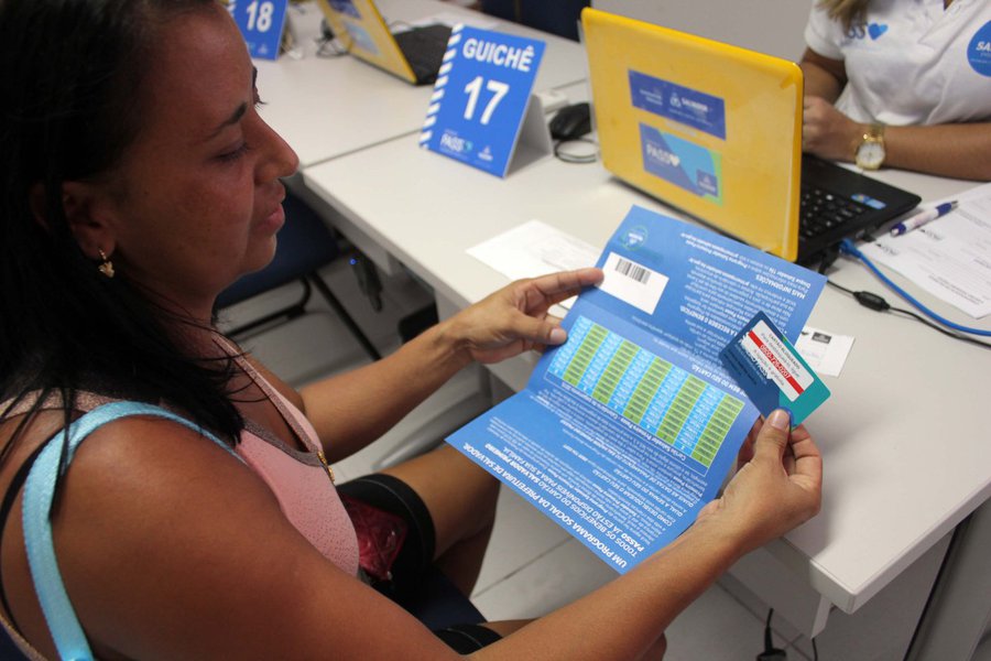 Os primeiros cartões do 'Primeiro Passo' começaram a ser entregues ontem (12) pela Prefeitura do Salvador; o programa tem objetivo de atender a uma das metas do Programa Nacional de Educação, que é incentivar a universalização da educação infantil na pré-escola para crianças de 4 a 5 anos, e destina R$50 por criança de 0 a 5 anos que pertença a uma família beneficiária do Bolsa Família e que não esteja matriculada em uma creche pública; veja como participar (Foto: Romulo Faro) Os primeiros cartões do 'Primeiro Passo' começaram a ser entregues ontem (12) pela Prefeitura do Salvador; o programa tem objetivo de atender a uma das metas do Programa Nacional de Educação, que é incentivar a universalização da educação infantil na pré-escola para crianças de 4 a 5 anos, e destina R$50 por criança de 0 a 5 anos que pertença a uma família beneficiária do Bolsa Família e que não esteja matriculada em uma creche pública; veja como participar