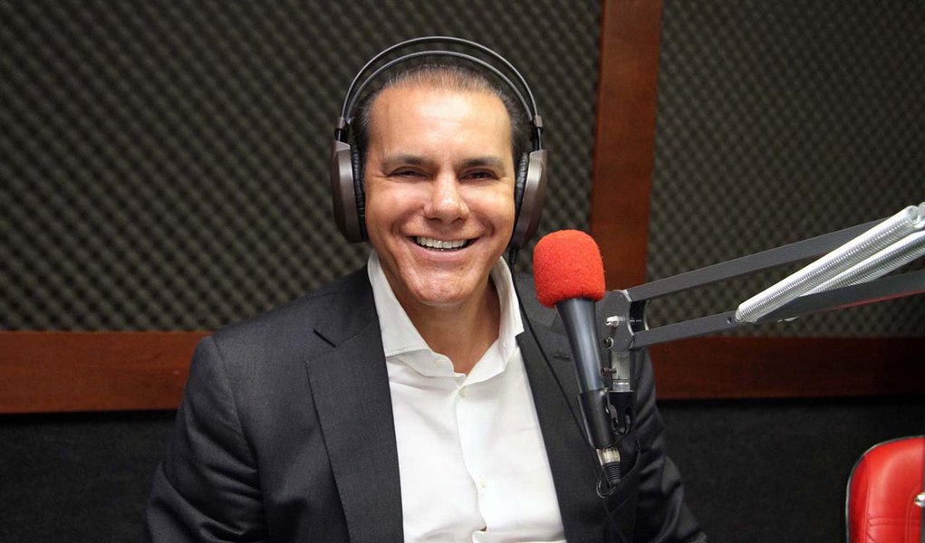 O candidato ao Governo pela coligação "Reage Tocantins", Ataídes Oliveira, disse nessa segunda-feira, 8, em entrevista à rádio CBN, que pretende criar uma Central Única de Compras e Contratações (CUCC) para coibir práticas de corrupção no governo; "A corrupção é hoje o maior problema do Tocantins, que tira o dinheiro de áreas prioritárias como saúde, educação e segurança pública", afirmou Ataídes; segundo o candidato, essa central teria participação de conselheiros de vários segmentos e funcionaria "ao lado do gabinete do governador" (Foto: Aquiles Lins) O candidato ao Governo pela coligação "Reage Tocantins", Ataídes Oliveira, disse nessa segunda-feira, 8, em entrevista à rádio CBN, que pretende criar uma Central Única de Compras e Contratações (CUCC) para coibir práticas de corrupção no governo; "A corrupção é hoje o maior problema do Tocantins, que tira o dinheiro de áreas prioritárias como saúde, educação e segurança pública", afirmou Ataídes; segundo o candidato, essa central teria participação de conselheiros de vários segmentos e funcionaria "ao lado do gabinete do governador"