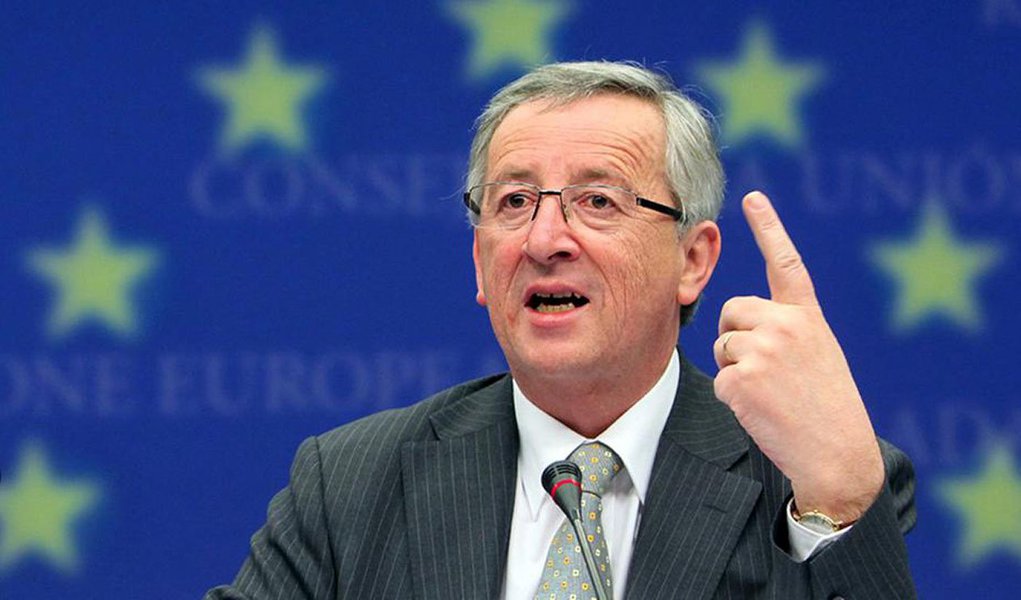 O presidente da Comissão Europeia, Jean-Claude Juncker, apresentou nesta quarta-feira um plano para alavancar cerca de 300 bilhões de euros (375 bilhões dólares) em novos investimentos, em grande parte privados, na União Europeia, dizendo que é hora de dar o pontapé inicial para o crescimento sem aumentar a dívida pública (Foto: Leonardo Attuch) O presidente da Comissão Europeia, Jean-Claude Juncker, apresentou nesta quarta-feira um plano para alavancar cerca de 300 bilhões de euros (375 bilhões dólares) em novos investimentos, em grande parte privados, na União Europeia, dizendo que é hora de dar o pontapé inicial para o crescimento sem aumentar a dívida pública