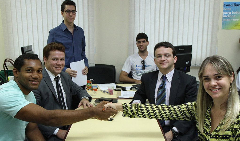 No primeiro dia de audiências da Semana Nacional da Conciliação em Palmas, cerca duzentas audiências foram realizadas sob a coordenação de oito magistrados e 120 conciliadores voluntários; audiências acontecem simultaneamente em 28 salas; até o fim da semana estão previstas para ocorrer 1.019 audiências, incluindo 382 específicas do DPVAT; além de Palmas outras 27 comarcas também se mobilizam em prol da conciliação até a próxima sexta-feira; expectativa é realizar mais de 3 mil audiências de conciliação em todo o Tocantins (Foto: Aquiles Lins) No primeiro dia de audiências da Semana Nacional da Conciliação em Palmas, cerca duzentas audiências foram realizadas sob a coordenação de oito magistrados e 120 conciliadores voluntários; audiências acontecem simultaneamente em 28 salas; até o fim da semana estão previstas para ocorrer 1.019 audiências, incluindo 382 específicas do DPVAT; além de Palmas outras 27 comarcas também se mobilizam em prol da conciliação até a próxima sexta-feira; expectativa é realizar mais de 3 mil audiências de conciliação em todo o Tocantins