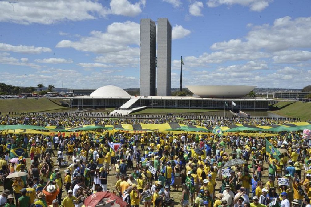 Manifestações deste domingo por todo o País levaram cerca de 795 mil pessoas às ruas, segundo cálculos das polícias militares; na grande maioria dos atos contra a presidente Dilma Rousseff, Lula e o PT, o ambiente foi de paz e não houve ocorrências graves; número de hoje é menor que o estipulado para os protestos do dia 15 de março, de 2 milhões; no entanto, este domingo levou mais gente às ruas que as passeatas do dia 12 de abril, quando 560 mil protestaram (Foto: José Barbacena) Manifestações deste domingo por todo o País levaram cerca de 795 mil pessoas às ruas, segundo cálculos das polícias militares; na grande maioria dos atos contra a presidente Dilma Rousseff, Lula e o PT, o ambiente foi de paz e não houve ocorrências graves; número de hoje é menor que o estipulado para os protestos do dia 15 de março, de 2 milhões; no entanto, este domingo levou mais gente às ruas que as passeatas do dia 12 de abril, quando 560 mil protestaram