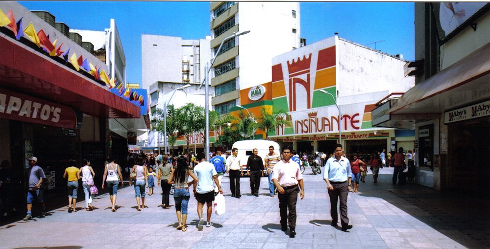 Algumas grandes redes de vendas no varejo começaram a fechar lojas na capital e no interior de Alagoas; pesquisa divulgada nesta quarta-feira (12) pelo Instituto Brasileiro de Geografia e Estatística (IBGE) aponta que as vendas no varejo em Maceió tiveram uma queda de 8% nos últimos seis meses; porém, de acordo com a Aliança Comercial de Maceió, esse percentual é bem maior e chega a 14%; por outro lado, o setor do atacado vem registrando um aumento de 3% no movimento em 2015 (Foto: Voney Malta) Algumas grandes redes de vendas no varejo começaram a fechar lojas na capital e no interior de Alagoas; pesquisa divulgada nesta quarta-feira (12) pelo Instituto Brasileiro de Geografia e Estatística (IBGE) aponta que as vendas no varejo em Maceió tiveram uma queda de 8% nos últimos seis meses; porém, de acordo com a Aliança Comercial de Maceió, esse percentual é bem maior e chega a 14%; por outro lado, o setor do atacado vem registrando um aumento de 3% no movimento em 2015