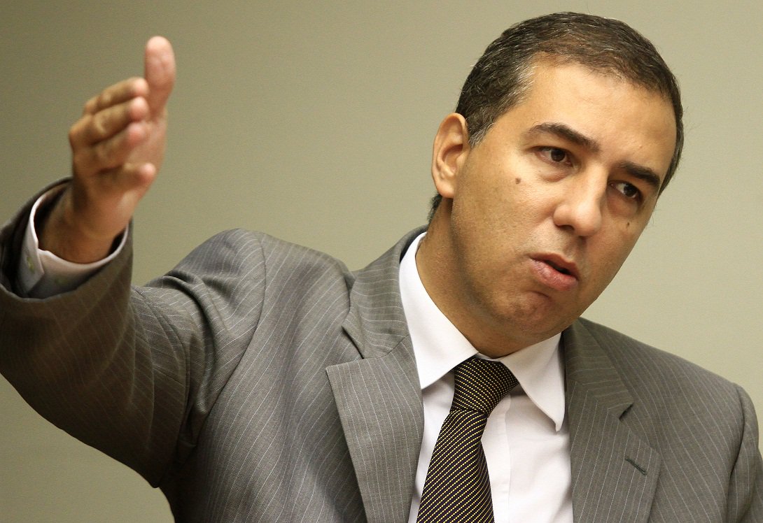 Vice-governador e presidente estadual do partido, José Eliton sai em defesa dos deputados Roberto Balestra e Sandes Júnior, que aparecem na lista dos políticos suspeitos de integrar esquema de corrupção na Petrobras; "Temos convicção na integridade de ambos, bem como a certeza de que irão provar sua inocência. O PP em Goiás é um partido forte, com filiados em todos os municípios, com histórico de trabalho em favor do Estado, com tradição em boas práticas políticas, e mantém um conjunto de filiados com elevado espírito público", diz a nota assinada por Eliton; os dois deputados alegam inocência (Foto: José Barbacena) Vice-governador e presidente estadual do partido, José Eliton sai em defesa dos deputados Roberto Balestra e Sandes Júnior, que aparecem na lista dos políticos suspeitos de integrar esquema de corrupção na Petrobras; "Temos convicção na integridade de ambos, bem como a certeza de que irão provar sua inocência. O PP em Goiás é um partido forte, com filiados em todos os municípios, com histórico de trabalho em favor do Estado, com tradição em boas práticas políticas, e mantém um conjunto de filiados com elevado espírito público", diz a nota assinada por Eliton; os dois deputados alegam inocência