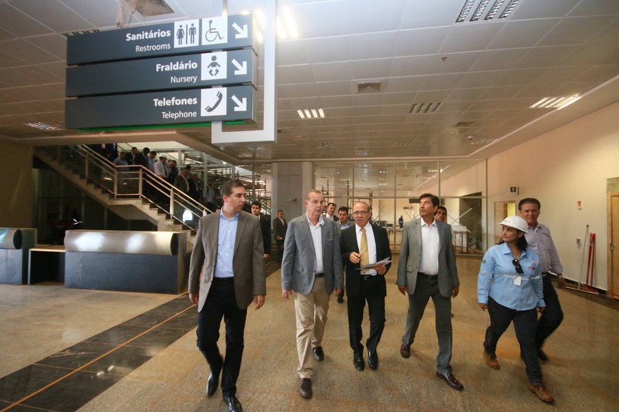 Durtante visita do ministro-chefe da Secretaria da Aviação Civil, Elizeu Padilha, prefeito apresentou projeto de passagem em trecho que liga a BR-153 e a Alameda Aeroporto, melhorando a fluidês do trânsito no acesso ao equipamento; ambição é de que obra seja entregue junto ao novo Aeroporto Santa Genoveva, que deve entrar em operação em novembro; conclusão do novo terminal e pista foi determinada pela presidente Dilma Rousseff durante assinatura da ordem de serviço para construção do BRT Norte-Sul, em Goiânia (Foto: Realle Palazzo-Martini) Durtante visita do ministro-chefe da Secretaria da Aviação Civil, Elizeu Padilha, prefeito apresentou projeto de passagem em trecho que liga a BR-153 e a Alameda Aeroporto, melhorando a fluidês do trânsito no acesso ao equipamento; ambição é de que obra seja entregue junto ao novo Aeroporto Santa Genoveva, que deve entrar em operação em novembro; conclusão do novo terminal e pista foi determinada pela presidente Dilma Rousseff durante assinatura da ordem de serviço para construção do BRT Norte-Sul, em Goiânia