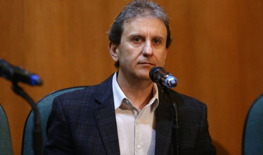 A defesa do doleiro Alberto Youssef pediu, nesta quarta (24), o cancelamento da acareação entre ele e o ex-diretor da Petrobras Paulo Roberto Costa, marcada para o próximo dia 30, na CPI da Petrobras; os dois apresentaram versões contraditórias sobre determinados repasses a campanhas políticas; os advogados argumentam, em petição enviada ao presidente da CPI, Hugo Motta (PMDB-PB), que a acareação feita entre os dois pela força-tarefa da Operação Lava Jato, na última segunda (22), "já esclareceu todos os aspectos conflitantes" entre as delações de ambos (Foto: Valter Lima) A defesa do doleiro Alberto Youssef pediu, nesta quarta (24), o cancelamento da acareação entre ele e o ex-diretor da Petrobras Paulo Roberto Costa, marcada para o próximo dia 30, na CPI da Petrobras; os dois apresentaram versões contraditórias sobre determinados repasses a campanhas políticas; os advogados argumentam, em petição enviada ao presidente da CPI, Hugo Motta (PMDB-PB), que a acareação feita entre os dois pela força-tarefa da Operação Lava Jato, na última segunda (22), "já esclareceu todos os aspectos conflitantes" entre as delações de ambos