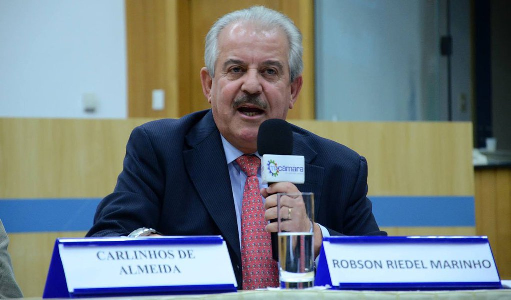 Conselheiro do Tribunal de Contas do Estado de São Paulo (TCE-SP), Robson Marinho, foi afastado de suas funções em agosto, sob suspeita de ter recebido na Suíça US$ 2,7 milhões em propinas da multinacional francesa Alstom, entre os anos de 1998 e 2005; o Ministério Público acusa Marinho de enriquecimento ilícito, sustenta que ele lavou dinheiro no exterior e afirma que ele participou de um “esquema de ladroagem de dinheiro público” (Foto: Roberta Namour) www.brasil247.com - Conselheiro do Tribunal de Contas do Estado de São Paulo (TCE-SP), Robson Marinho, foi afastado de suas funções em agosto, sob suspeita de ter recebido na Suíça US$ 2,7 milhões em propinas da multinacional francesa Alstom, entre os anos de 1998 e 2005; o Ministério Público acusa Marinho de enriquecimento ilícito, sustenta que ele lavou dinheiro no exterior e afirma que ele participou de um “esquema de ladroagem de dinheiro público”