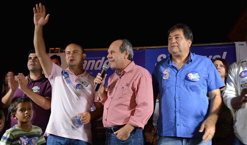 Em reunião do deputado César Halum nessa quinta-feira, 4, em Araguaína, o prefeito de Araguaína, Ronaldo Dimas, disse que a população da cidade deve fazer a comparação das obras que vieram para Araguaína na gestão do ex-governador Marcelo Miranda, com as trazidas pelo governador Sandoval Cardoso; "Se formos falar de asfalto, Sandoval já fez mais de 20 quilômetros aqui em cinco meses. Enquanto o adversário levou sete anos pra fazer somente dois quilômetros. O adversário não fez nenhum leito de hospital em sete anos, Sandoval já entregou 37 novos leitos e já deu início à construção do novo Hospital Geral com 400 leitos. Precisamos fazer esse tipo de comparação"; aliados intensificam pedidos de comparação entre as duas gestões (Foto: Aquiles Lins) Em reunião do deputado César Halum nessa quinta-feira, 4, em Araguaína, o prefeito de Araguaína, Ronaldo Dimas, disse que a população da cidade deve fazer a comparação das obras que vieram para Araguaína na gestão do ex-governador Marcelo Miranda, com as trazidas pelo governador Sandoval Cardoso; "Se formos falar de asfalto, Sandoval já fez mais de 20 quilômetros aqui em cinco meses. Enquanto o adversário levou sete anos pra fazer somente dois quilômetros. O adversário não fez nenhum leito de hospital em sete anos, Sandoval já entregou 37 novos leitos e já deu início à construção do novo Hospital Geral com 400 leitos. Precisamos fazer esse tipo de comparação"; aliados intensificam pedidos de comparação entre as duas gestões