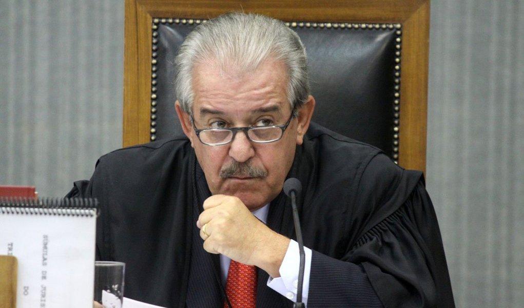 Na decisão tomada pela desembargadora Isabel Cogan, da Justiça de São Paulo, não há motivos para reverter a decisão provisória tomada em agosto, que afastou o conselheiro Robson Marinho do Tribunal de Contas do Estado depois que o MP apontou que ele recebeu propina para beneficiar a multinacional Alstom em um contrato de energia (Foto: Gisele Federicce) Na decisão tomada pela desembargadora Isabel Cogan, da Justiça de São Paulo, não há motivos para reverter a decisão provisória tomada em agosto, que afastou o conselheiro Robson Marinho do Tribunal de Contas do Estado depois que o MP apontou que ele recebeu propina para beneficiar a multinacional Alstom em um contrato de energia