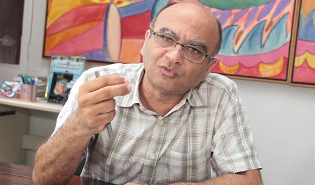 Para o futuro secretário de Diretos Humanos, Francisco Gonçalves, a renúncia da governadora Roseana Sarney não encerra automaticamente o ciclo de domínio oligárquico no Maranhão, representa apenas o fim do ciclo de governos da família Sarney; segundo ele, "o fim do ciclo oligárquico depende, neste momento, de organização, mobilização popular, ousadia e de firmeza política do novo governo" (Foto: Leonardo Lucena) Para o futuro secretário de Diretos Humanos, Francisco Gonçalves, a renúncia da governadora Roseana Sarney não encerra automaticamente o ciclo de domínio oligárquico no Maranhão, representa apenas o fim do ciclo de governos da família Sarney; segundo ele, "o fim do ciclo oligárquico depende, neste momento, de organização, mobilização popular, ousadia e de firmeza política do novo governo"