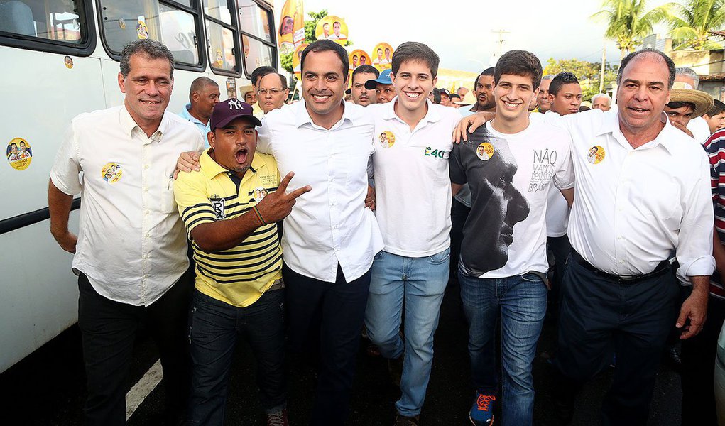 Os filhos do ex-governador Eduardo Campos engrossaram as fileiras de militantes do PSB em torno da candidatura do ex-secretário da Fazenda Paulo Câmara ao Governo do Estado; os dois filhos mais velhos do socialista, João e Pedro Campos, participaram de uma caminhada de rua ao lado de Câmara no bairro de Caetés I, em Abreu e Lima, Região Metropolitana do Recife (RMR); a caminhada aconteceu quatro semanas após a morte de Campos e outras seis pessoas em um acidente aéreo ocorrido em Santos, no litoral de São Paulo (Foto: Paulo Emílio) www.brasil247.com - Os filhos do ex-governador Eduardo Campos engrossaram as fileiras de militantes do PSB em torno da candidatura do ex-secretário da Fazenda Paulo Câmara ao Governo do Estado; os dois filhos mais velhos do socialista, João e Pedro Campos, participaram de uma caminhada de rua ao lado de Câmara no bairro de Caetés I, em Abreu e Lima, Região Metropolitana do Recife (RMR); a caminhada aconteceu quatro semanas após a morte de Campos e outras seis pessoas em um acidente aéreo ocorrido em Santos, no litoral de São Paulo