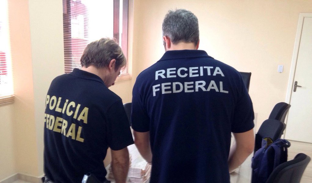 Polícia Federal informou que pelo menos 70 empresas – dos ramos bancário, siderúrgico, automobilístico e da construção civil – são investigadas no esquema que pode ter causado um prejuízo de R$ 19 bilhões à Receita Federal; a fraude ocorria a partir da anulação ou redução indevida de multas aplicadas pelo órgão; os nomes das empresas não foram divulgados; agentes apreenderam carros de luxo e R$ 1,3 milhão em dinheiro nas casas de suspeitos de envolvimento no esquema; recolhimento ocorreu no DF e em SP (Foto: Leonardo Lucena) Polícia Federal informou que pelo menos 70 empresas – dos ramos bancário, siderúrgico, automobilístico e da construção civil – são investigadas no esquema que pode ter causado um prejuízo de R$ 19 bilhões à Receita Federal; a fraude ocorria a partir da anulação ou redução indevida de multas aplicadas pelo órgão; os nomes das empresas não foram divulgados; agentes apreenderam carros de luxo e R$ 1,3 milhão em dinheiro nas casas de suspeitos de envolvimento no esquema; recolhimento ocorreu no DF e em SP