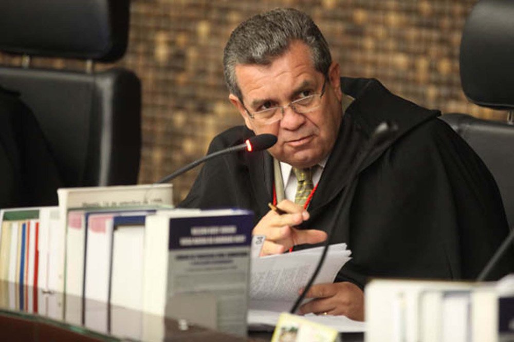 Os desembargadores alagoanos elegeram o desembargador Washington Luiz para presidir o Poder Judiciário no biênio 2015-2016; eleição foi feita por aclamação; o desembargador Washington Luiz foi indicado para ocupar o cargo de desembargador na vaga destinada ao Ministério Público Estadual (MPE), em fevereiro de 1998; ele também ocupou vários postos políticos no Estado: vereador e presidente da Câmara Municipal de Piranhas (1998-1990), secretário de Estado de Saneamento e Energia, no governo Geraldo Bulhões (1991-1995), deputado estadual (1990-1998) e líder do governo na Assembleia Legislativa (ALE) de Alagoas durante os governos Geraldo Bulhões, Divaldo Suruagy e Manoel Gomes de Barros (Foto: Voney Malta) Os desembargadores alagoanos elegeram o desembargador Washington Luiz para presidir o Poder Judiciário no biênio 2015-2016; eleição foi feita por aclamação; o desembargador Washington Luiz foi indicado para ocupar o cargo de desembargador na vaga destinada ao Ministério Público Estadual (MPE), em fevereiro de 1998; ele também ocupou vários postos políticos no Estado: vereador e presidente da Câmara Municipal de Piranhas (1998-1990), secretário de Estado de Saneamento e Energia, no governo Geraldo Bulhões (1991-1995), deputado estadual (1990-1998) e líder do governo na Assembleia Legislativa (ALE) de Alagoas durante os governos Geraldo Bulhões, Divaldo Suruagy e Manoel Gomes de Barros