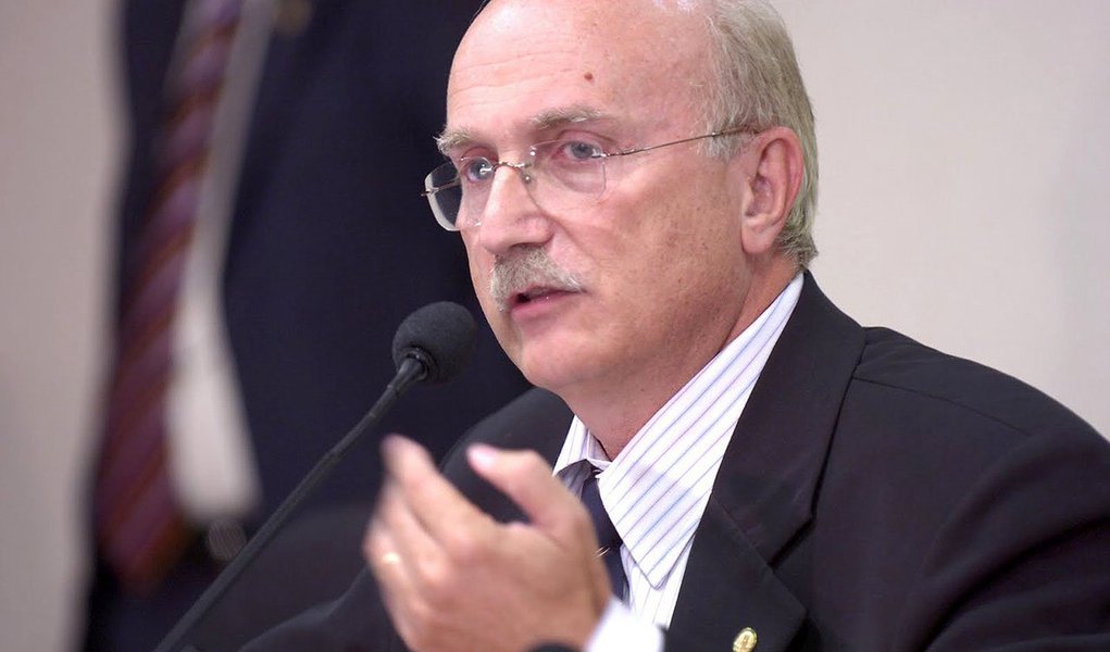 Fracassou mais uma tentativa do deputado federal Osmar Serraglio voltar à presidência estadual do PMDB; desta vez, o parlamentar teve negado um agravo de instrumento sobre a decisão do Tribunal de Justiça do Paraná (TJPR), que tentava rever a cassação da liminar que lhe devolvia há duas semana à presidência da legenda (Foto: Leonardo Lucena) Fracassou mais uma tentativa do deputado federal Osmar Serraglio voltar à presidência estadual do PMDB; desta vez, o parlamentar teve negado um agravo de instrumento sobre a decisão do Tribunal de Justiça do Paraná (TJPR), que tentava rever a cassação da liminar que lhe devolvia há duas semana à presidência da legenda