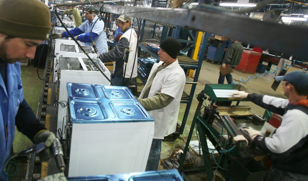 O Produto Interno Bruto (PIB) do Rio Grande do Sul mantém-se em crescimento em 2014, com evolução de 0,1% no primeiro semestre; com o desempenho positivo de 3,4% nos primeiros três meses deste ano, mesmo com o recuo de 0,4% entre abril e junho, o resultado final é positivo; no período acumulado de um ano, relativo aos últimos quatro trimestres, o crescimento do Estado é ainda superior: 1,9%; os números foram divulgados pela Fundação de Economia e Estatística (FEE) (Foto: Leonardo Lucena) O Produto Interno Bruto (PIB) do Rio Grande do Sul mantém-se em crescimento em 2014, com evolução de 0,1% no primeiro semestre; com o desempenho positivo de 3,4% nos primeiros três meses deste ano, mesmo com o recuo de 0,4% entre abril e junho, o resultado final é positivo; no período acumulado de um ano, relativo aos últimos quatro trimestres, o crescimento do Estado é ainda superior: 1,9%; os números foram divulgados pela Fundação de Economia e Estatística (FEE)