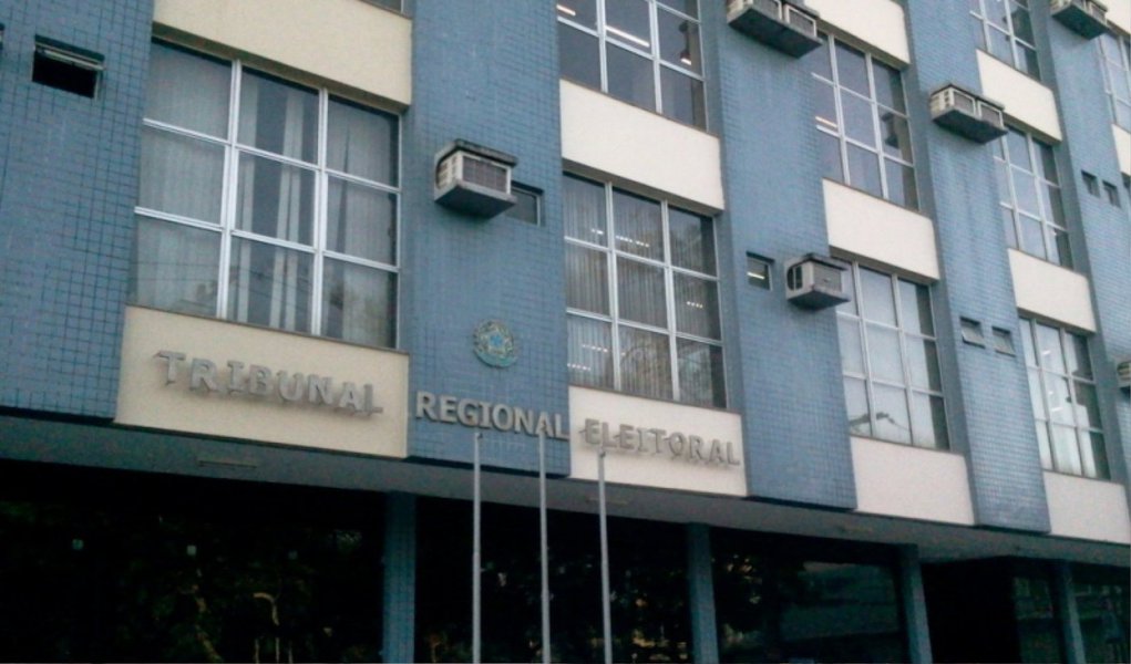 A menos de um mês das eleições e desde que começou a propaganda eleitoral, o Tribunal Regional Eleitoral de Alagoas (TER-AL) já recebeu mais de 200 ações; são denúncias de compra de votos e de candidatos que se sentiram ofendidos no horário político; OAB, Ministério Público Eleitoral e a Justiça intensificam a fiscalização (Foto: Voney Malta) A menos de um mês das eleições e desde que começou a propaganda eleitoral, o Tribunal Regional Eleitoral de Alagoas (TER-AL) já recebeu mais de 200 ações; são denúncias de compra de votos e de candidatos que se sentiram ofendidos no horário político; OAB, Ministério Público Eleitoral e a Justiça intensificam a fiscalização