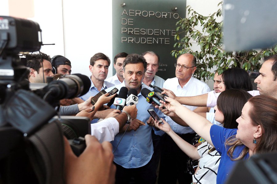 Candidato do PSDB divulgou um vídeo nas redes sociais comentando as denúncias feitas pelo ex-diretor da Petrobras Paulo Roberto Costa; "O Brasil acordou, hoje, perplexo, com as mais graves denúncias de corrupção da nossa história recente. Está aí o Mensalão 2", atacou Aécio Neves, que defende que investigações "possam ir ainda mais a fundo" (Foto: Gisele Federicce) Candidato do PSDB divulgou um vídeo nas redes sociais comentando as denúncias feitas pelo ex-diretor da Petrobras Paulo Roberto Costa; "O Brasil acordou, hoje, perplexo, com as mais graves denúncias de corrupção da nossa história recente. Está aí o Mensalão 2", atacou Aécio Neves, que defende que investigações "possam ir ainda mais a fundo"