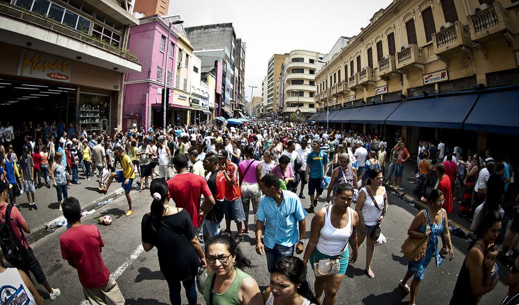 Indicadores socioeconômicos das regiões metropolitanas brasileiras melhoraram entre 2000 e 2010 e mostram redução das disparidades entre metrópoles do Norte e do Sul do país; dados constam do Atlas do Desenvolvimento Humano nas Regiões Metropolitanas Brasileiras, divulgado nesta terça-feira 25 em uma parceria entre Pnud, Ipea e a Fundação João Pinheiro; segundo o estudo, todas as regiões se encontram na faixa de alto desenvolvimento humano (Foto: Gisele Federicce) Indicadores socioeconômicos das regiões metropolitanas brasileiras melhoraram entre 2000 e 2010 e mostram redução das disparidades entre metrópoles do Norte e do Sul do país; dados constam do Atlas do Desenvolvimento Humano nas Regiões Metropolitanas Brasileiras, divulgado nesta terça-feira 25 em uma parceria entre Pnud, Ipea e a Fundação João Pinheiro; segundo o estudo, todas as regiões se encontram na faixa de alto desenvolvimento humano