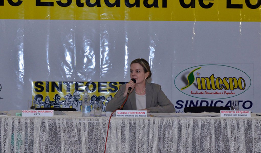 Em debate realizado na Universidade Estadual de Londrina (UEL), Gleisi Hoffmann (PT) assinou um Carta Compromisso proposta por entidades sindicais se comprometendo a garantir o respeito à autonomia das universidades estaduais, a não privatização e o compromisso com a execução orçamentária dessas instituições sem contingenciamento; “Temos que assegurar a substituição de funcionários e professores quando se aposentam, sem que haja necessidade de autorização para fazer concursos públicos, com concursos periódicos e reposição automática de funcionários”, acrescentou (Foto: Leonardo Lucena) Em debate realizado na Universidade Estadual de Londrina (UEL), Gleisi Hoffmann (PT) assinou um Carta Compromisso proposta por entidades sindicais se comprometendo a garantir o respeito à autonomia das universidades estaduais, a não privatização e o compromisso com a execução orçamentária dessas instituições sem contingenciamento; “Temos que assegurar a substituição de funcionários e professores quando se aposentam, sem que haja necessidade de autorização para fazer concursos públicos, com concursos periódicos e reposição automática de funcionários”, acrescentou