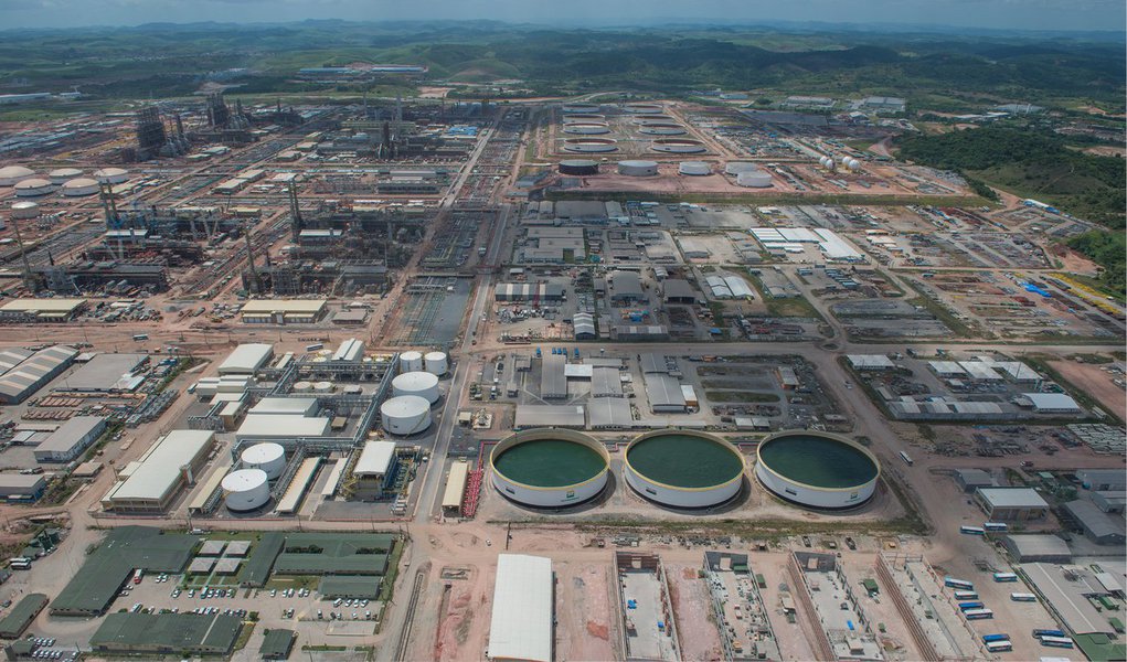 O navio tanque Elka Aristotle atracou nesta sexta-feira (5) no Complexo Industrial e Portuário de Suape, em Pernambuco. A chegada da embarcação de bandeira grega carregada com 350 mil barris de petróleo, originários de Guamaré (RN) marca o início dos testes de processamento da Refinaria Abreu e Lima (Rnest); quando estiver operando com 100% de sua capacidade, a Rnest poderá processar 230 mil barris de petróleo/dia (Foto: Paulo Emílio) O navio tanque Elka Aristotle atracou nesta sexta-feira (5) no Complexo Industrial e Portuário de Suape, em Pernambuco. A chegada da embarcação de bandeira grega carregada com 350 mil barris de petróleo, originários de Guamaré (RN) marca o início dos testes de processamento da Refinaria Abreu e Lima (Rnest); quando estiver operando com 100% de sua capacidade, a Rnest poderá processar 230 mil barris de petróleo/dia