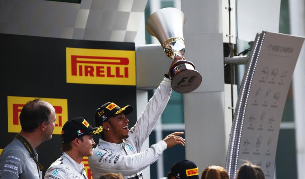 Lewis Hamilton recuperou-se de um começo com problemas para vencer o GP da Itália com a Mercedes, neste domingo (7), e cortar a vantagem de Nico Rosberg na liderança do Mundial de Fórmula 1 para 22 pontos; Rosberg terminou em segundo lugar, com o brasileiro Felipe Massa, da Williams, em terceiro, e a dominante Mercedes comemorou sua primeira dobradinha desde a Áustria, em junho, e a sétima em 13 corridas (Foto: Valter Lima) Lewis Hamilton recuperou-se de um começo com problemas para vencer o GP da Itália com a Mercedes, neste domingo (7), e cortar a vantagem de Nico Rosberg na liderança do Mundial de Fórmula 1 para 22 pontos; Rosberg terminou em segundo lugar, com o brasileiro Felipe Massa, da Williams, em terceiro, e a dominante Mercedes comemorou sua primeira dobradinha desde a Áustria, em junho, e a sétima em 13 corridas