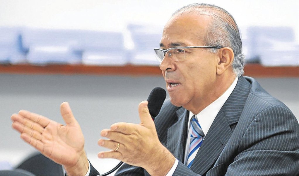Os municípios fluminenses de Angra dos Reis e de Volta Redonda deverão ser os primeiros a receber sinal verde para iniciar as obras previstas no Programa de Aviação Regional; segundo o ministro da Secretaria de Aviação Civil, Eliseu Padilha, "os 54 licenciamentos ambientais em andamento foram reduzidos recentemente a 52, porque dois deles foram licenciados: Volta Redonda e Angra dos Reis"; com isso, eles tendem a ser os primeiros a iniciar as obras de reforma ou ampliação, conforme o programa (Foto: Leonardo Lucena) Os municípios fluminenses de Angra dos Reis e de Volta Redonda deverão ser os primeiros a receber sinal verde para iniciar as obras previstas no Programa de Aviação Regional; segundo o ministro da Secretaria de Aviação Civil, Eliseu Padilha, "os 54 licenciamentos ambientais em andamento foram reduzidos recentemente a 52, porque dois deles foram licenciados: Volta Redonda e Angra dos Reis"; com isso, eles tendem a ser os primeiros a iniciar as obras de reforma ou ampliação, conforme o programa