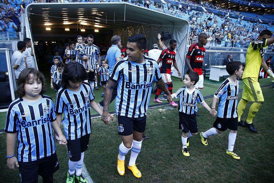 Atrás de um atacante de velocidade para a disputa da Libertadores, a diretoria do clube paulista estuda nomes como os de Edigar Junio, do Joinville, e Joel, do Coritiba. No elenco atual, o próximo técnico do Timão terá de escolher um parceiro para Guerrero no ataque (Foto: Luis Mauro Queiroz) Atrás de um atacante de velocidade para a disputa da Libertadores, a diretoria do clube paulista estuda nomes como os de Edigar Junio, do Joinville, e Joel, do Coritiba. No elenco atual, o próximo técnico do Timão terá de escolher um parceiro para Guerrero no ataque
