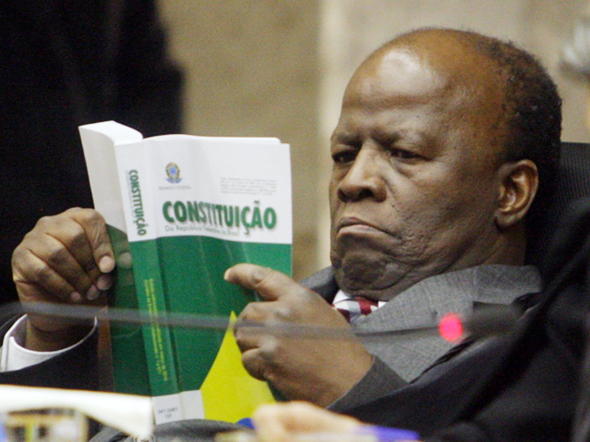 Ex-presidente do Supremo Tribunal Federal, Joaquim Barbosa teve seu registro de advogado negado pela seccional da Ordem dos Advogados do Brasil, do Distrito Federal; presidente da entidade, Ibaneis Rocha alegou que ele feriu a ética profissional quando exerceu a magistratura; durante seu estrelato, Barbosa ofendeu advogados e fez até com que o defensor de José Genoino, Luiz Fernando Pacheco, fosse retirado do plenário do STF por seguranças da casa – fato inédito na história do Judiciário; agora, veio o troco; leia a íntegra do despacho do presidente da OAB-DF (Foto: Leonardo Attuch) www.brasil247.com - Ex-presidente do Supremo Tribunal Federal, Joaquim Barbosa teve seu registro de advogado negado pela seccional da Ordem dos Advogados do Brasil, do Distrito Federal; presidente da entidade, Ibaneis Rocha alegou que ele feriu a ética profissional quando exerceu a magistratura; durante seu estrelato, Barbosa ofendeu advogados e fez até com que o defensor de José Genoino, Luiz Fernando Pacheco, fosse retirado do plenário do STF por seguranças da casa – fato inédito na história do Judiciário; agora, veio o troco; leia a íntegra do despacho do presidente da OAB-DF