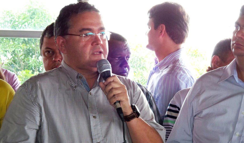 O candidato ao Senado pelo PSB-MA, Roberto Rocha, afirmou que "apenas uma hecatombe fará a clã Sarney vencer no Maranhão"; a declaração do postulante veio após o Instituto DataM apontar sua liderança na disputa, com 30,1% dos votos; em segundo lugar está o ex-ministro do Turismo Gastão Vieira (PMBD), com 24,3% (Foto: Leonardo Lucena) O candidato ao Senado pelo PSB-MA, Roberto Rocha, afirmou que "apenas uma hecatombe fará a clã Sarney vencer no Maranhão"; a declaração do postulante veio após o Instituto DataM apontar sua liderança na disputa, com 30,1% dos votos; em segundo lugar está o ex-ministro do Turismo Gastão Vieira (PMBD), com 24,3%