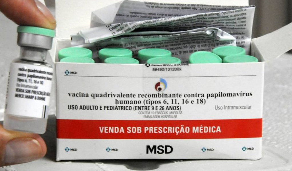 Segunda fase da vacinação de meninas com idades entre 11 e 13 anos contra o Papiloma Vírus Humano (HPV), que provoca o câncer do colo do útero, está em andamento; campanha para a segunda dose teve início em setembro deste ano e, conforme a Secretaria da Saúde do estado (Sesau), até o momento apenas 40% das meninas tomou a segunda dose; vacina contra HPV faz parte do Calendário Nacional de Imunização do Sistema Único de Saúde (SUS) e está disponível em todas as unidades de saúde do Estado durante todo o ano, mas é preciso estar atento ao intervalo entre uma dose e outra (Foto: Aquiles Lins) Segunda fase da vacinação de meninas com idades entre 11 e 13 anos contra o Papiloma Vírus Humano (HPV), que provoca o câncer do colo do útero, está em andamento; campanha para a segunda dose teve início em setembro deste ano e, conforme a Secretaria da Saúde do estado (Sesau), até o momento apenas 40% das meninas tomou a segunda dose; vacina contra HPV faz parte do Calendário Nacional de Imunização do Sistema Único de Saúde (SUS) e está disponível em todas as unidades de saúde do Estado durante todo o ano, mas é preciso estar atento ao intervalo entre uma dose e outra